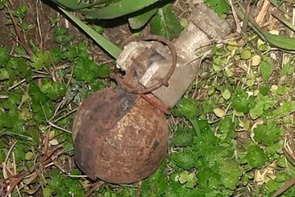 Encontraron una granada en la vereda de un terreno baldío