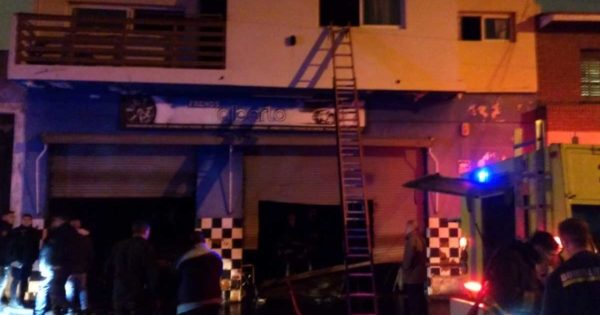 Se incendió un taller mecánico: tres autos fueron alcanzados por el fuego