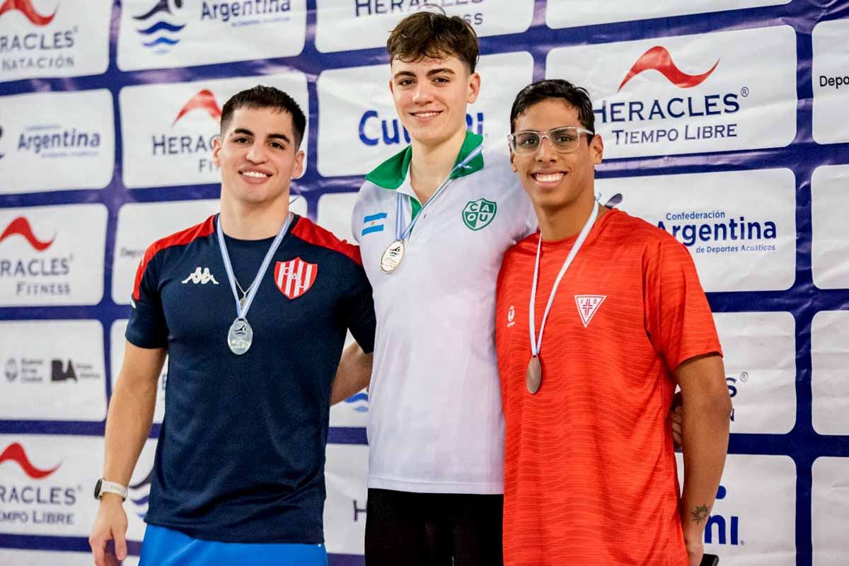 Con 17 años, Ulises Saravia batió el récord argentino en los 100 metros espalda