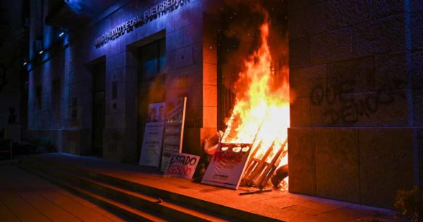 Protesta y fuego en la Municipalidad tras la represión y muerte en el Obelisco