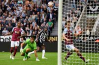 Muy mal arranque del Aston Villa de “Dibu” Martínez: fue goleado 5 a 1