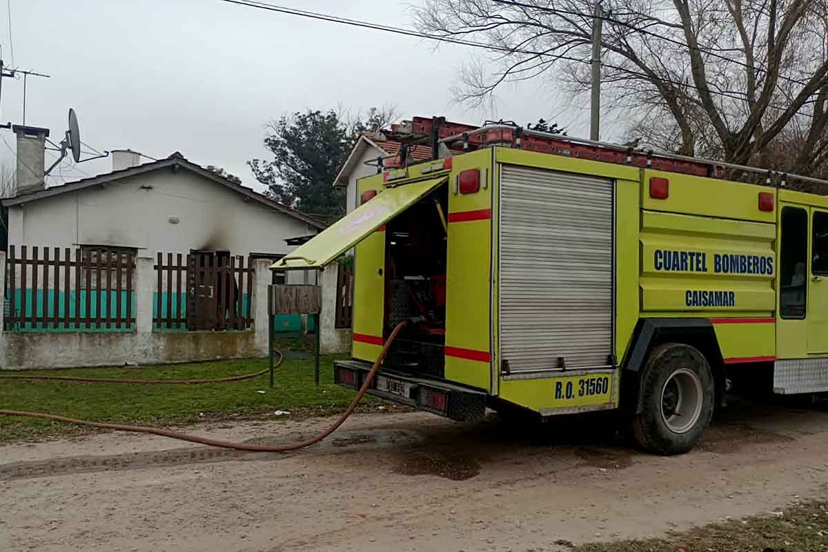 Una mujer hospitalizada tras un incendio en una casa del barrio Parque Peña