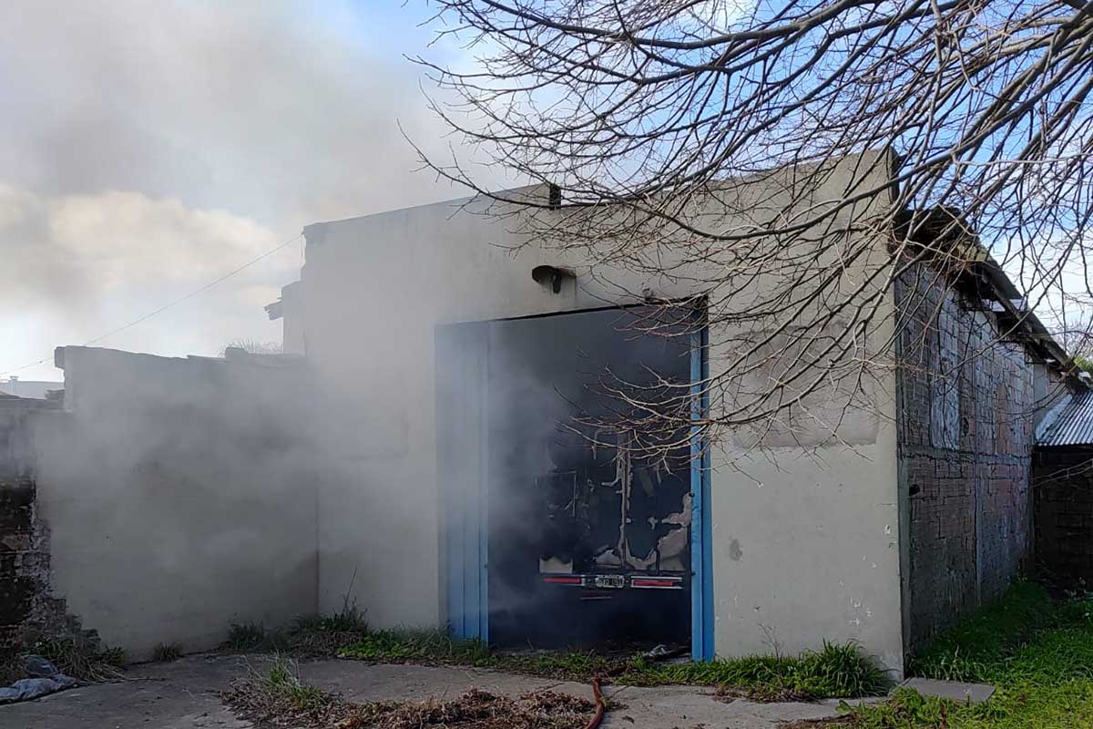 Se incendiaron tres vehículos en un galpón del barrio Florencio Sánchez