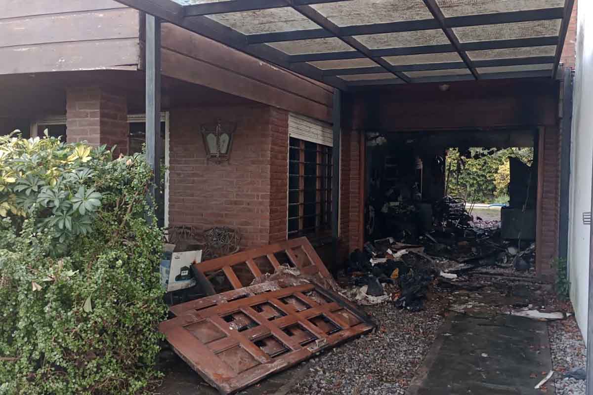 Tres dotaciones de Bomberos sofocaron un incendio en una vivienda