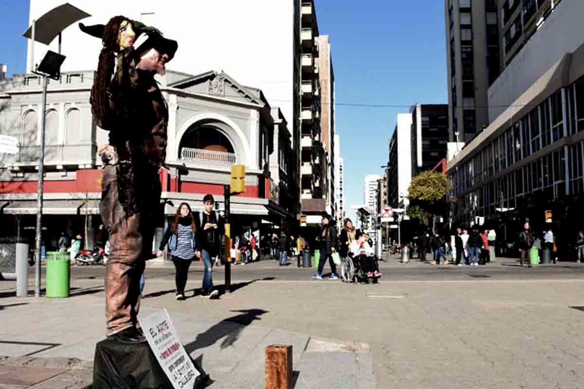 Artista callejero denuncia falta de respuestas para poder viajar a un Festival Internacional de Estatuas Vivientes