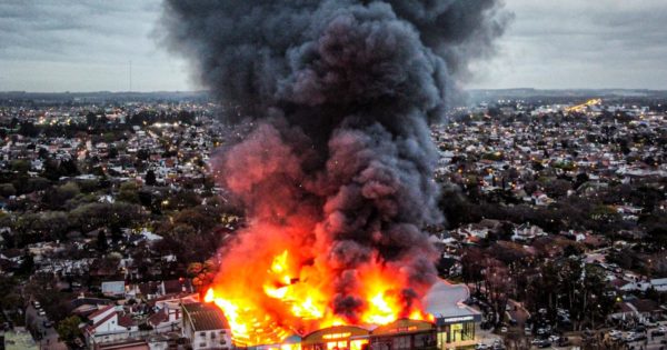Voraz incendio en una fábrica de plásticos de la avenida Juan B. Justo