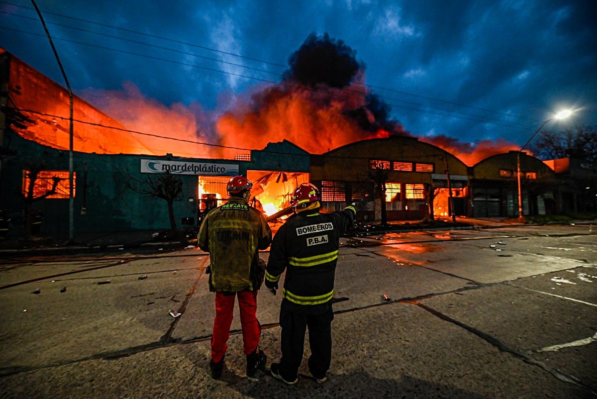 Amplio incendio en Juan B. Justo y Uruguay: “Pedimos y llevamos tranquilidad”