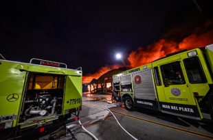 Incendio en Juan B. Justo: evacuaron casas y dos hogares de adultos mayores