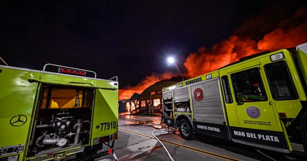 Incendio en Juan B. Justo: evacuaron casas y dos hogares de adultos mayores