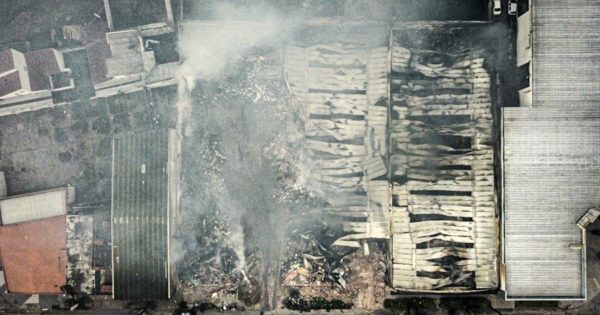 Incendio en Juan B. Justo: una fábrica y una distribuidora, habilitaciones y quejas