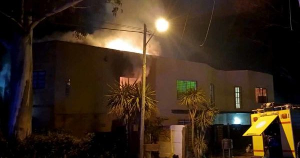 Una mujer herida al incendiarse una casa en el barrio Parque Peña
