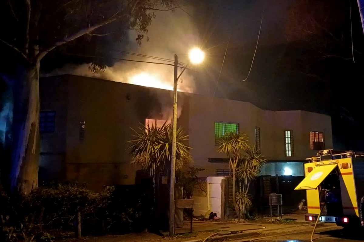 Una mujer herida al incendiarse una casa en el barrio Parque Peña