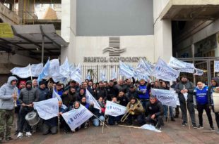 Protesta frente a un hotel del centro para denunciar irregularidades laborales