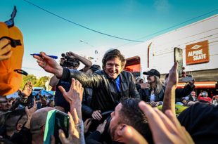 A una semana de las elecciones, Milei encabezó una caravana en Mar del Plata