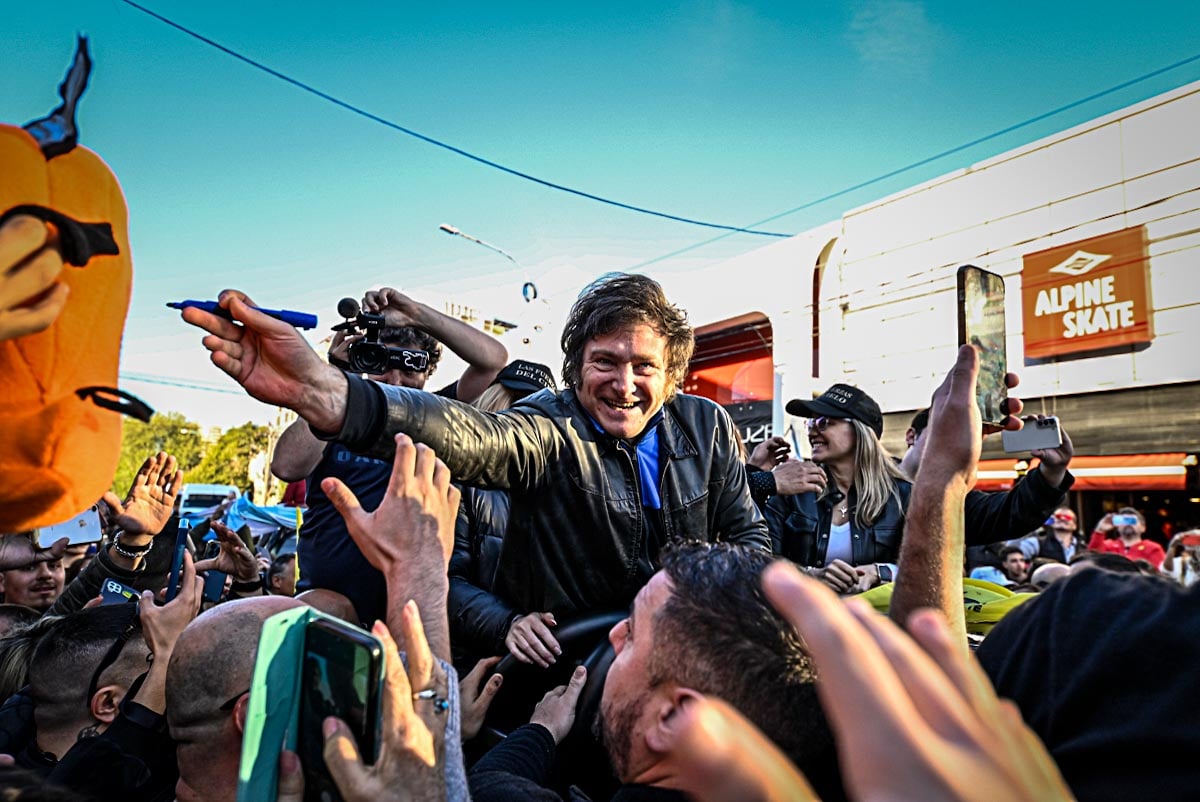 A una semana de las elecciones, Milei encabezó una caravana en Mar del Plata