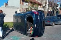 Violento choque y vuelco en el barrio San Carlos