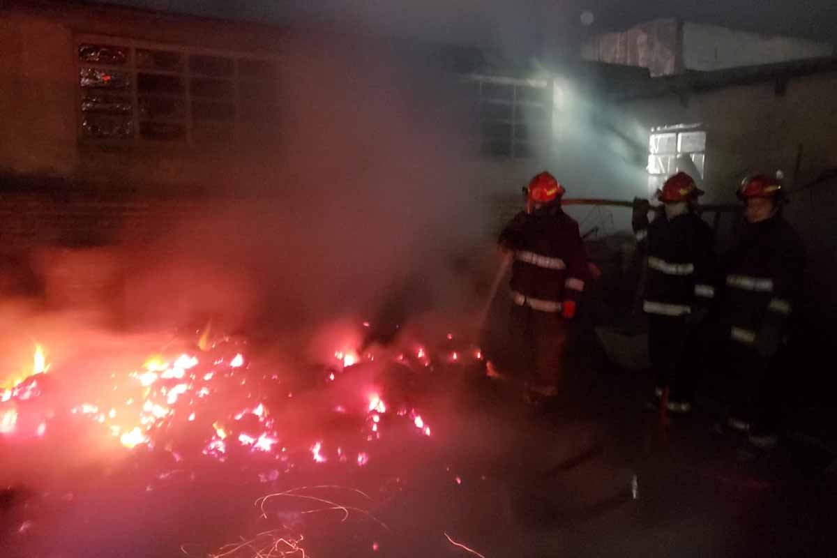 Tres dotaciones de bomberos controlaron un incendio de pallets en el puerto