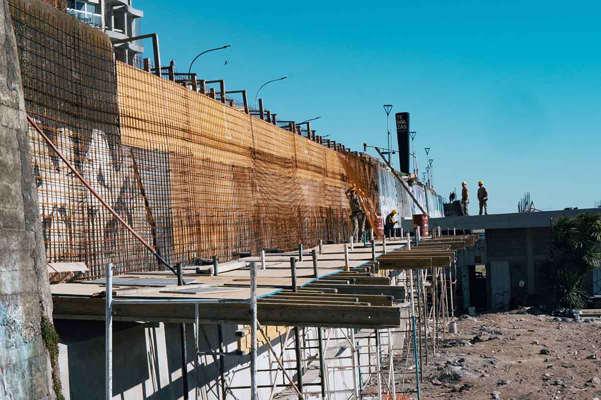 A cuatro meses del derrumbe, reconstruyen el paredón de La Perla