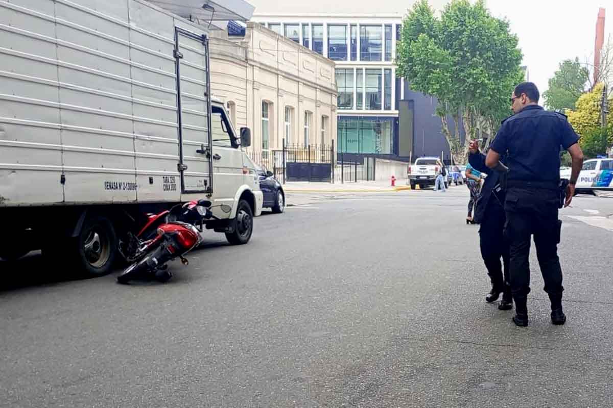 Un joven le robó la billetera a un motociclista que chocó con un camión: fue detenido