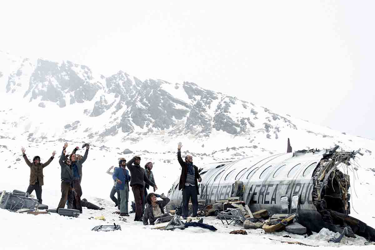 La tragedia de los Andes llega a los cines con “La sociedad de la nieve”