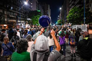 Segundo día de cacerolazo y marcha en Mar del Plata contra las reformas de Milei