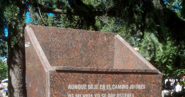 Se robaron un busto de Eva Perón de Plaza Rocha y piden respuestas a Montenegro