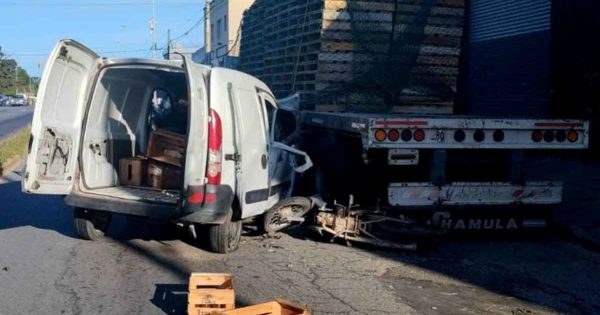 Triple choque entre una camioneta, un camión y una moto: dos heridos