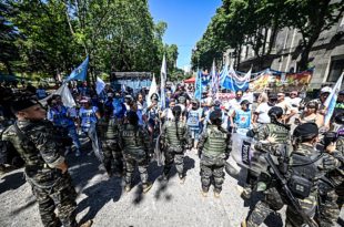 Paro general: un grupo de organizaciones inició una protesta rodeado por la Policía