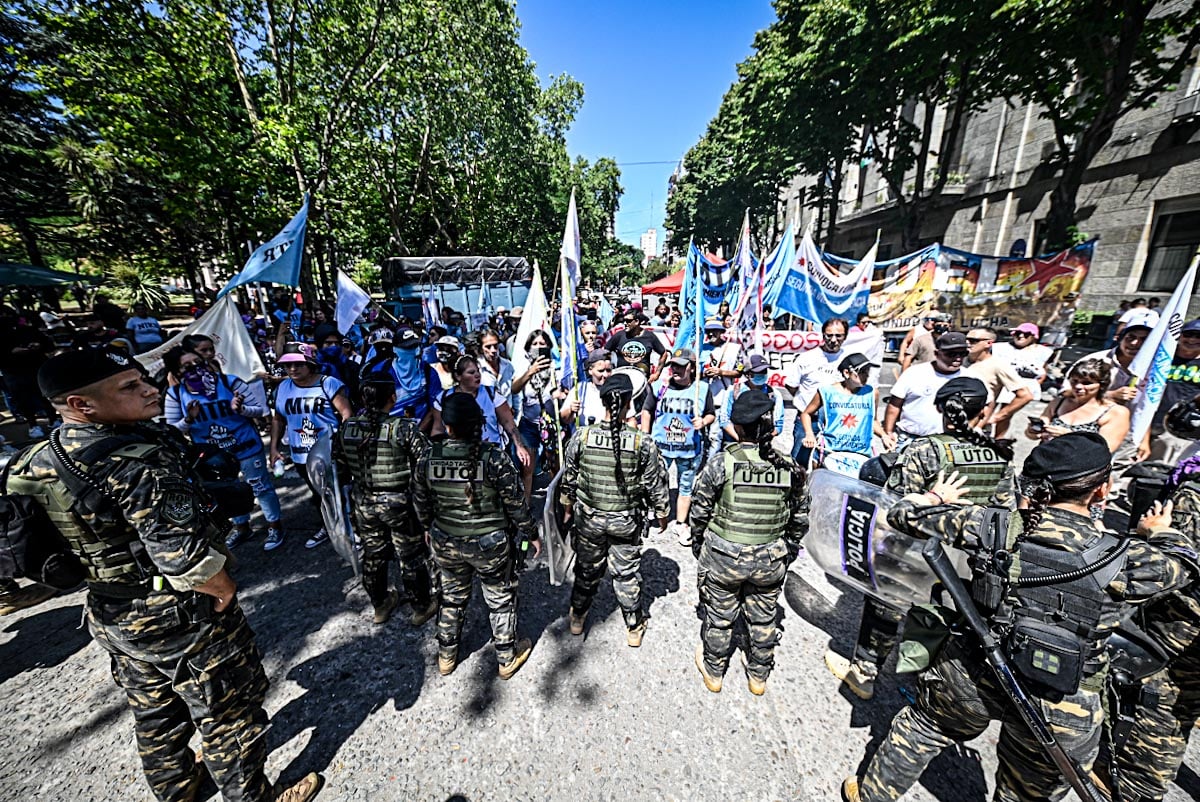 Paro general: un grupo de organizaciones inició una protesta rodeado por la Policía