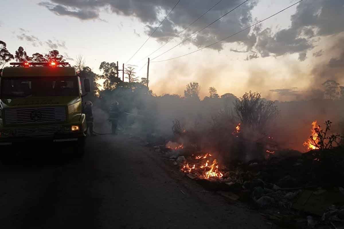 Sofocan un incendio en un terreno del barrio El Colmenar