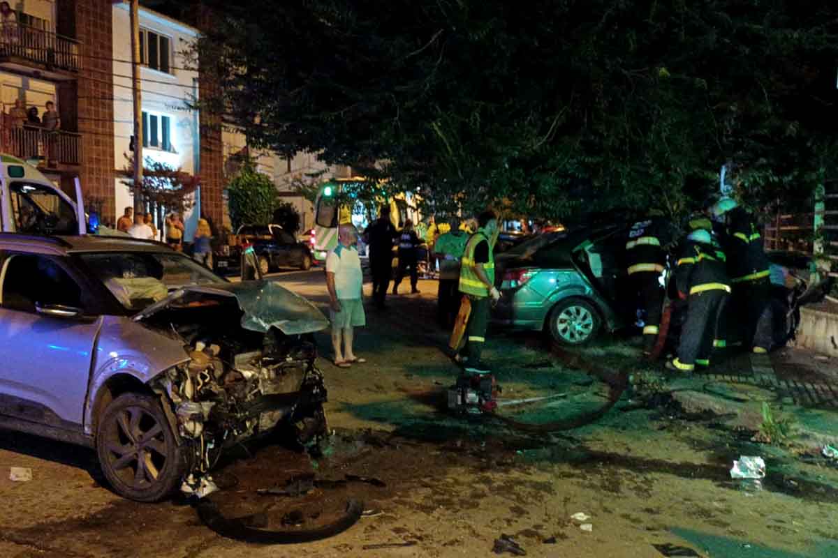 Fuerte choque en el barrio San José: cinco heridos y una mujer atrapada