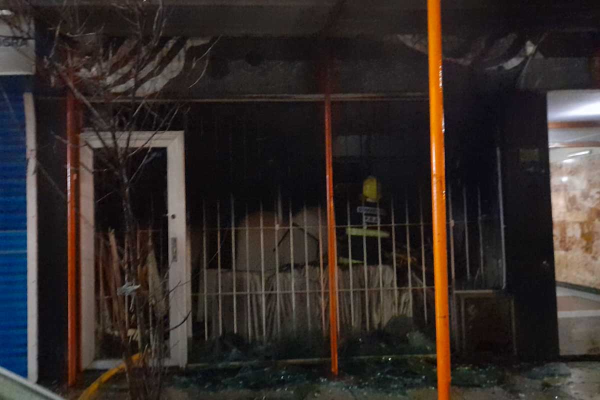 Se incendió un local ubicado debajo de un edificio en el macrocentro