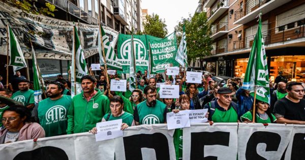 Una manifestación de estatales ante el riesgo de otros 900 despidos en Mar del Plata