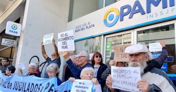 Jubilados y un abrazo simbólico a la sede de PAMI en Mar del Plata