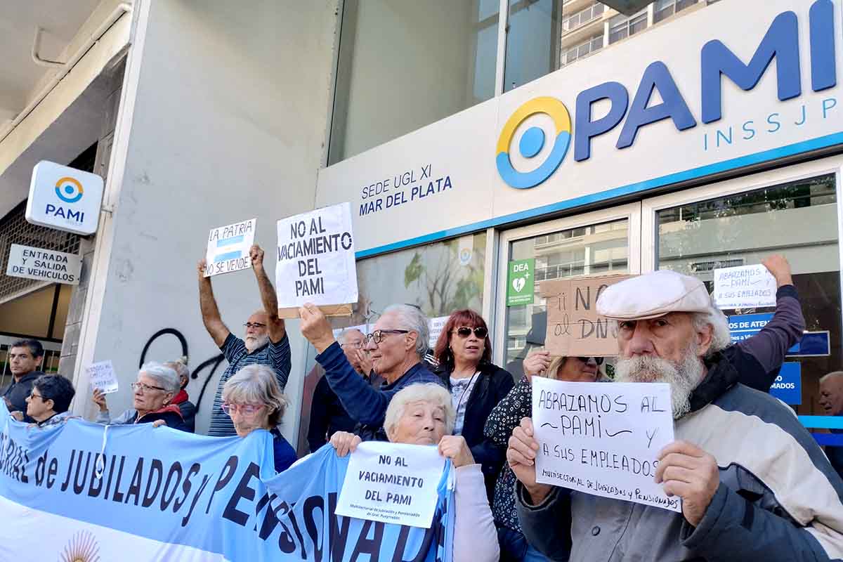 Jubilados y un abrazo simbólico a la sede de PAMI en Mar del Plata
