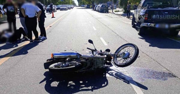 Se metió en la avenida marcha atrás y lo chocó una moto: un herido