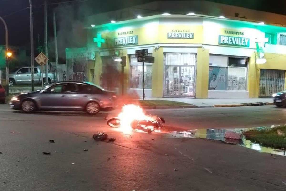 Se incendió una moto tras un choque en el barrio Florencio Sánchez