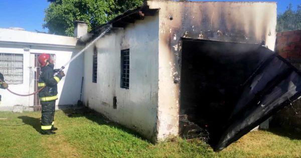 Se incendió el garage de una casa en el barrio Belisario Roldán: no hubo herido