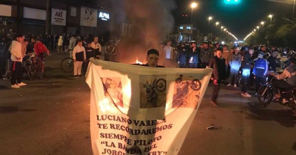 Choque en el Torreón: incendiaron una moto para despedir al joven fallecido