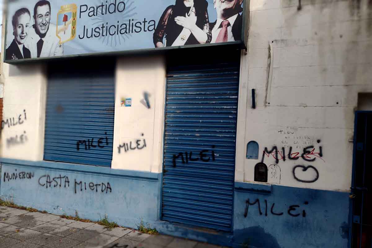 Tras el discurso de Milei, pintadas en el Partido Justicialista de Mar del Plata