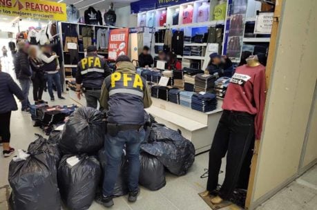Secuestraron una camioneta y más de 2 mil prendas por falsificación de marcas