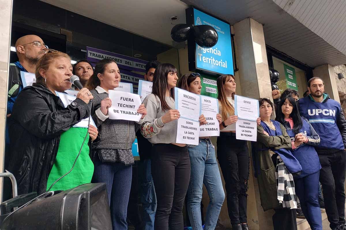 Protestas y globos negros en Mar del Plata contra el desguace estatal y los despidos