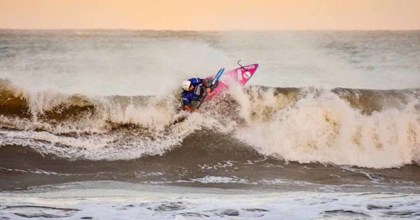 Empezó un mundial de kayak surf en Mar del Plata, con presencia local