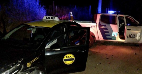 Golpearon al chofer y robaron un taxi: persecución, choque y un adolescente detenido